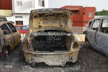 Cinco vehículos calcinados un incendio intencionado en un solar de El Ejido-Telde/TA.